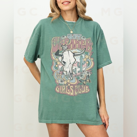 🚨 SALE 🚨 Comfort Colors Day Dreamer Girls Club Distressed Graphic Tee Shirt - Picture 5 of 10